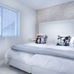 Putztücher und Möbel reinigen in der Gebäudereinigung